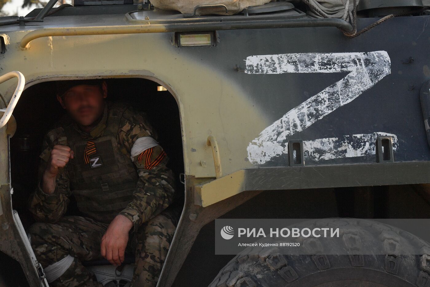 С "Азовстали" вывозят раненых украинских военных