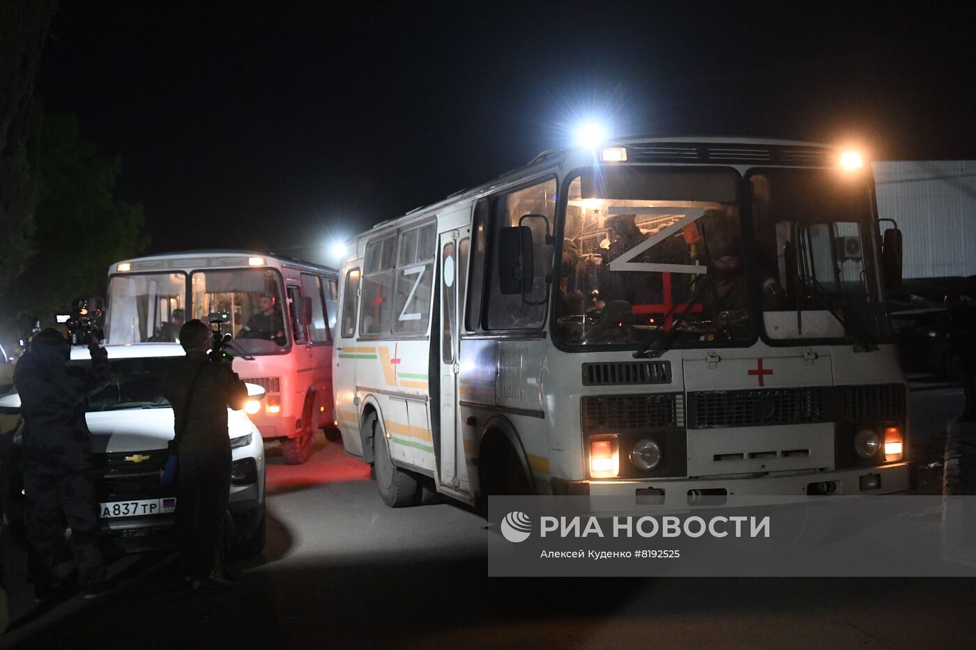 С "Азовстали" вывозят раненых украинских военных