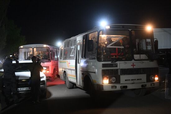 С "Азовстали" вывозят раненых украинских военных