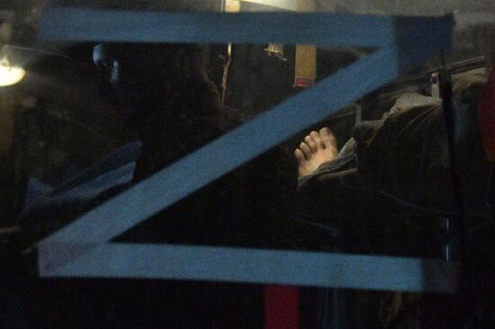 С "Азовстали" вывозят раненых украинских военных