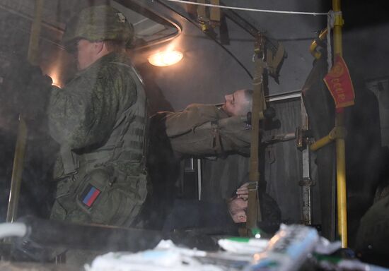 С "Азовстали" вывозят раненых украинских военных