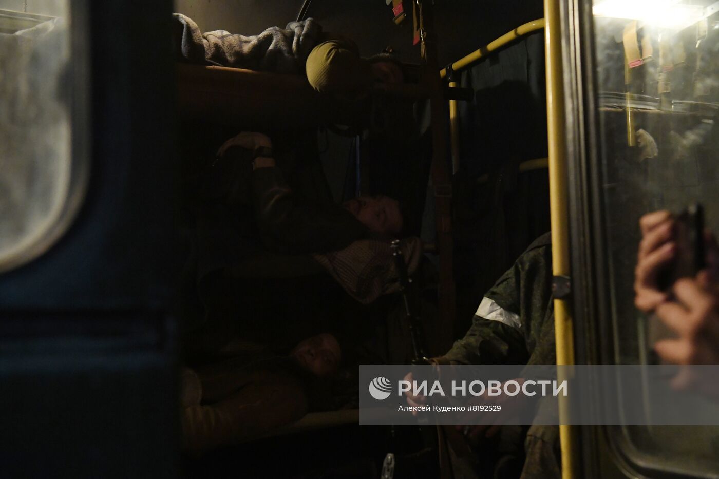 С "Азовстали" вывозят раненых украинских военных