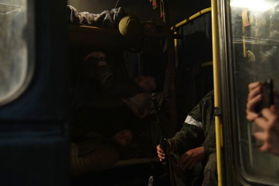 С "Азовстали" вывозят раненых украинских военных