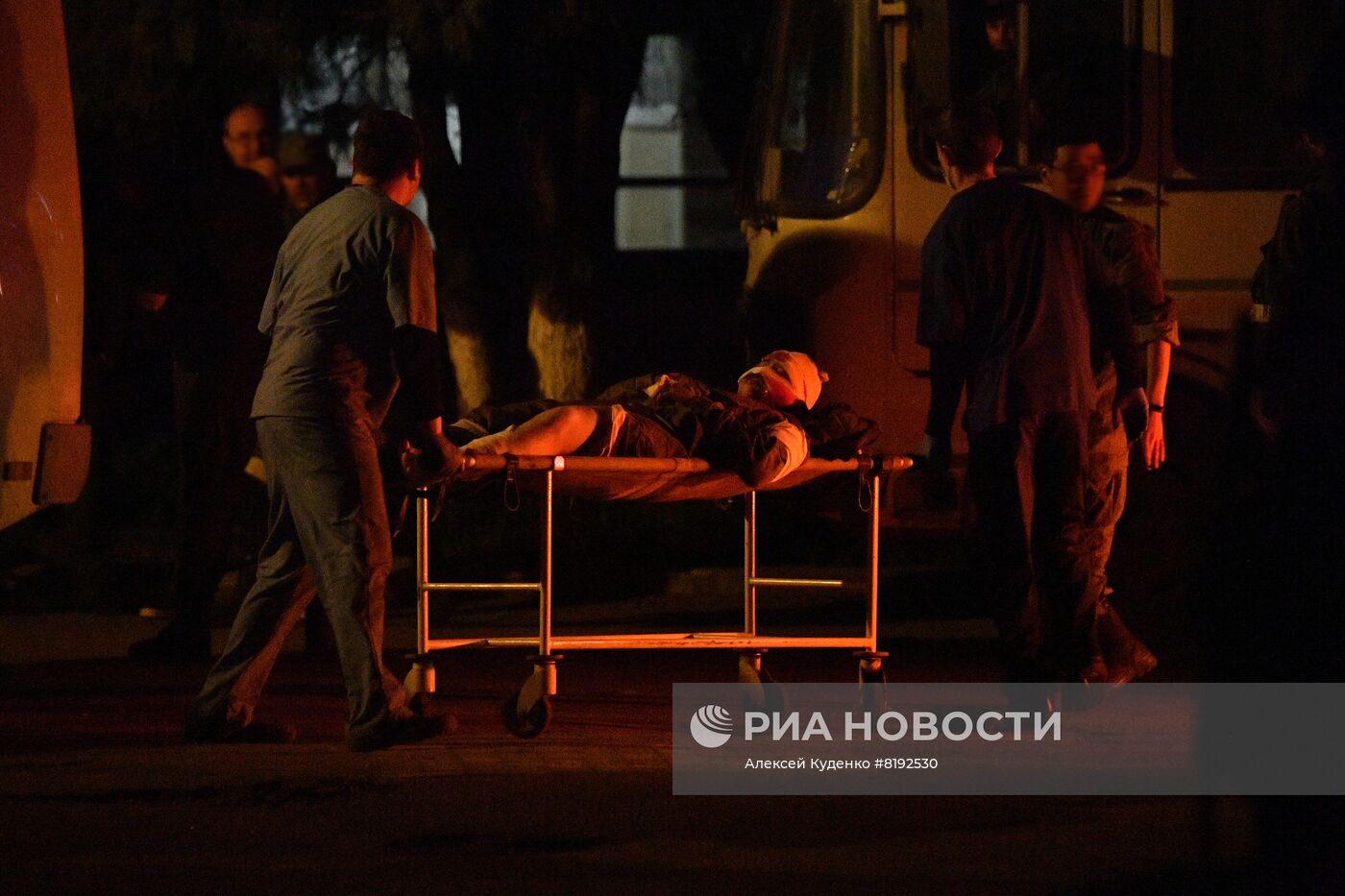 С "Азовстали" вывозят раненых украинских военных