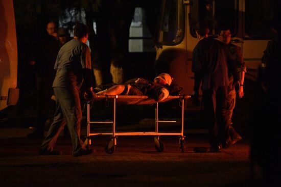 С "Азовстали" вывозят раненых украинских военных