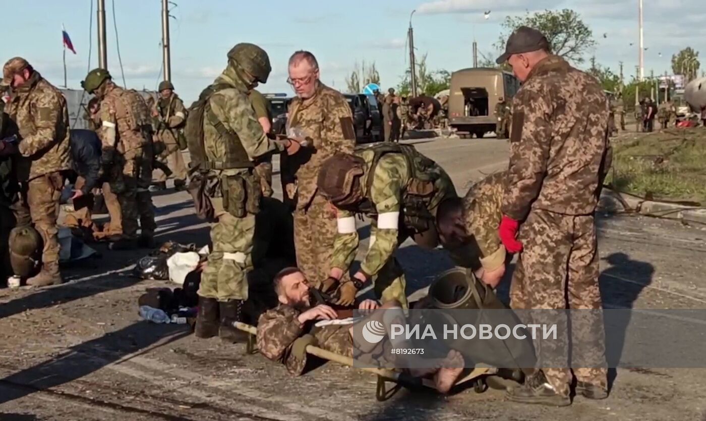 Сдача в плен украинских военных и боевиков с "Азовстали" в Мариуполе