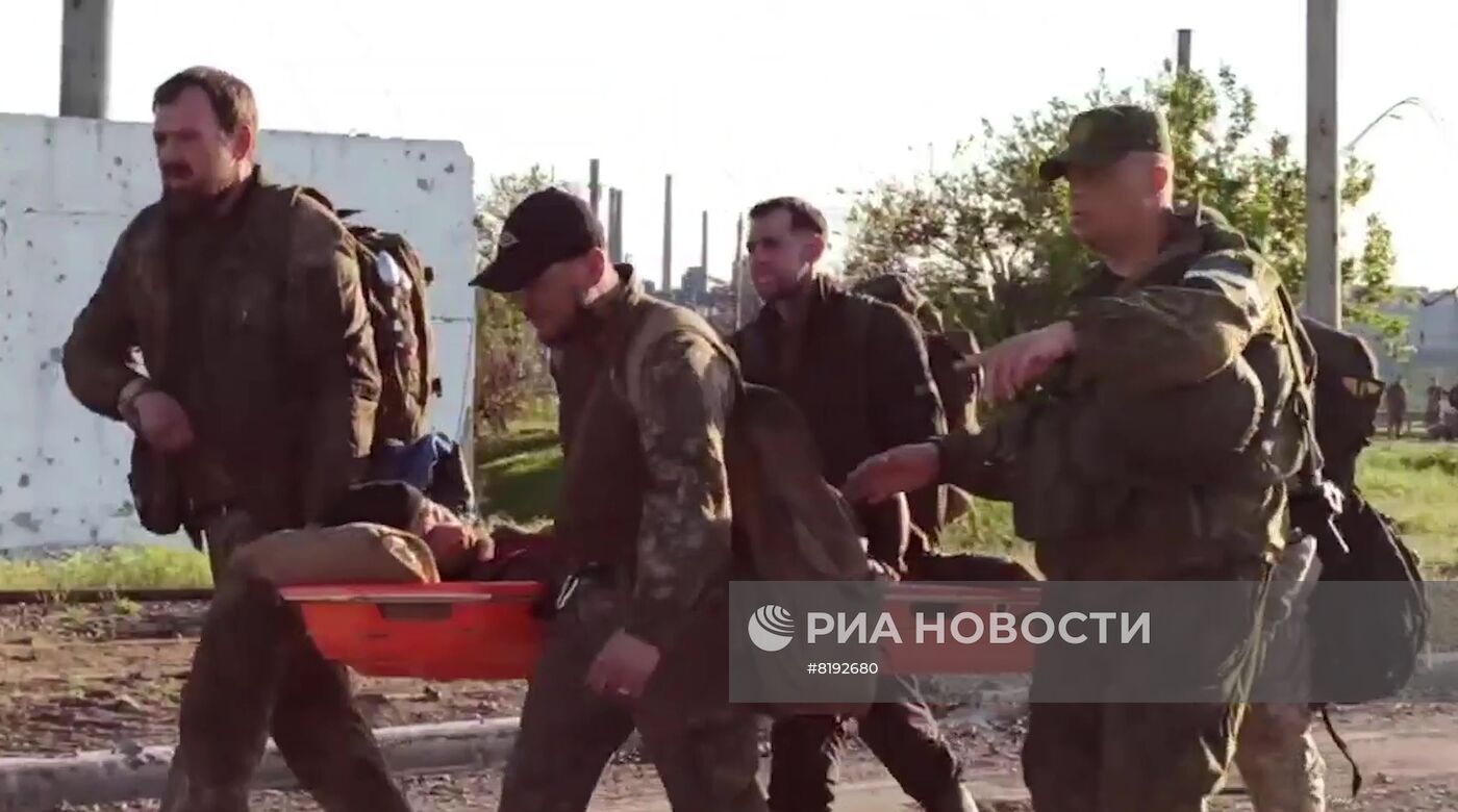 Сдача в плен украинских военных и боевиков с "Азовстали" в Мариуполе