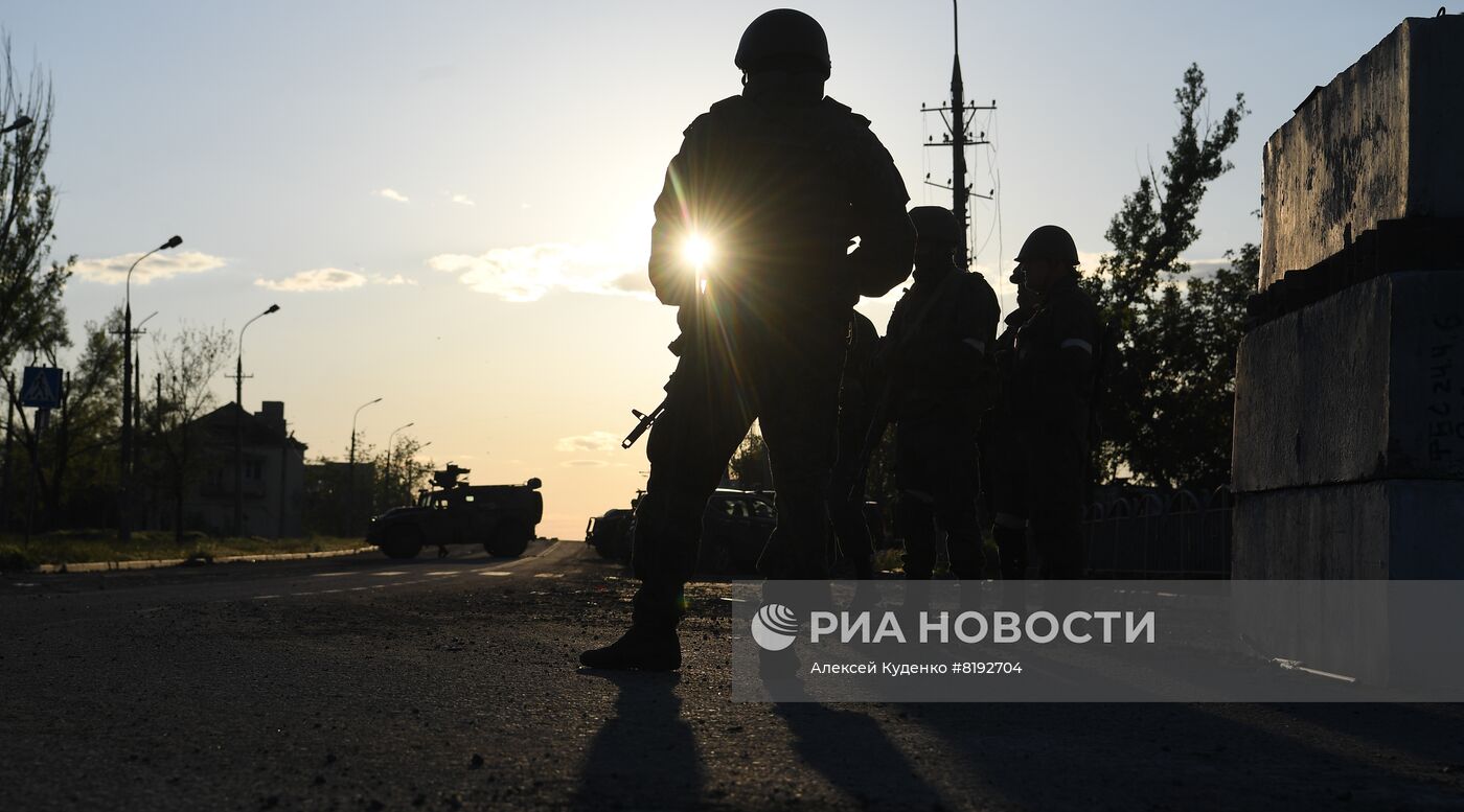 С "Азовстали" вывозят раненых украинских военных