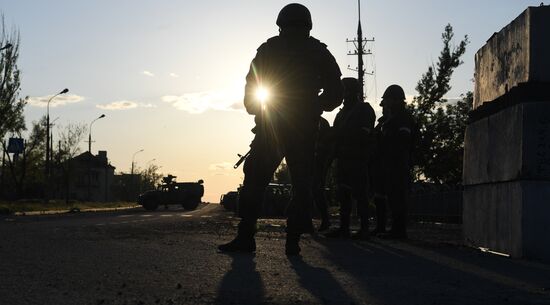 С "Азовстали" вывозят раненых украинских военных