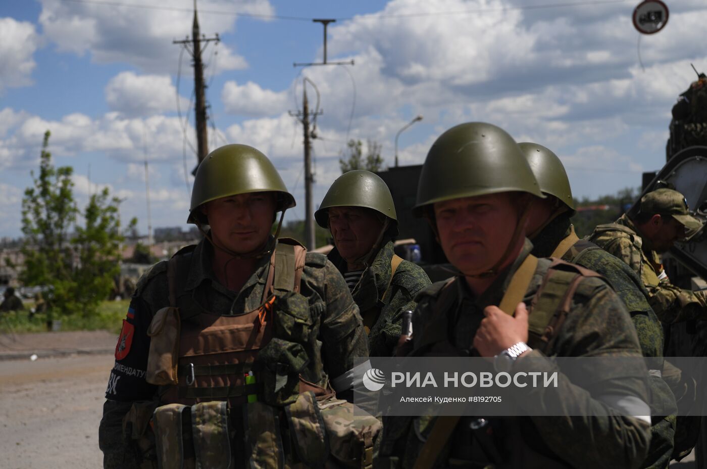 С "Азовстали" вывозят раненых украинских военных