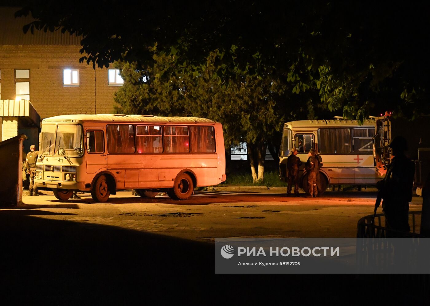 С "Азовстали" вывозят раненых украинских военных