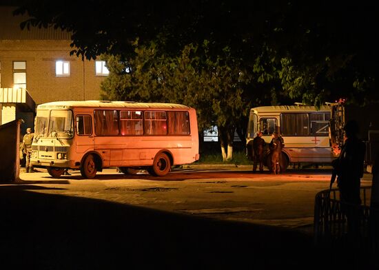 С "Азовстали" вывозят раненых украинских военных