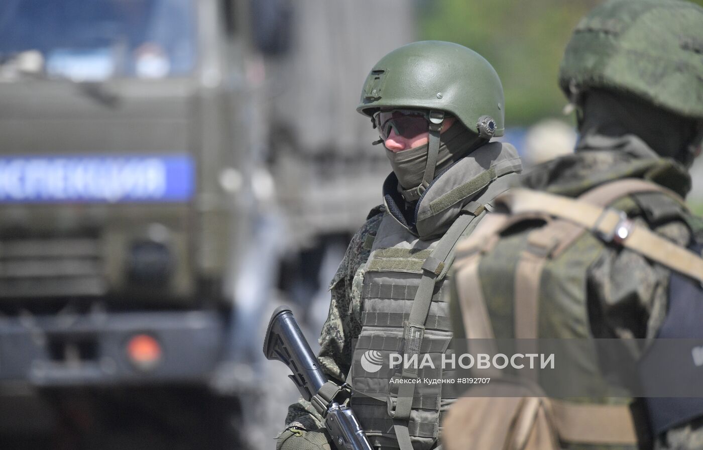 С "Азовстали" вывозят раненых украинских военных