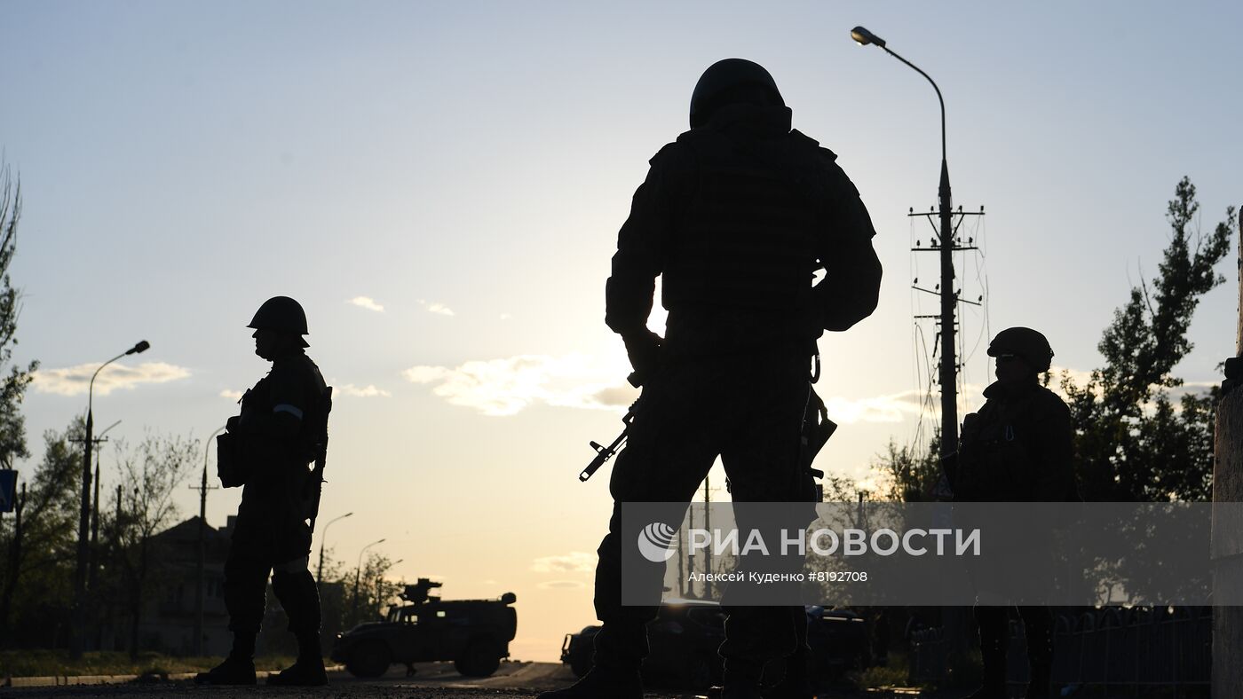 С "Азовстали" вывозят раненых украинских военных