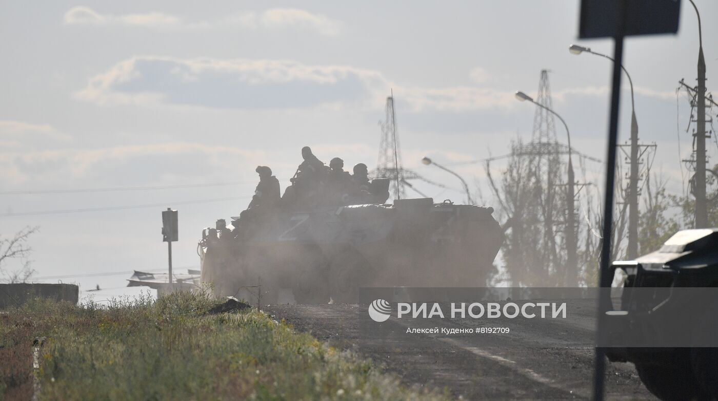 С "Азовстали" вывозят раненых украинских военных