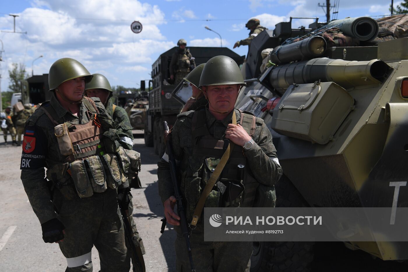 С "Азовстали" вывозят раненых украинских военных