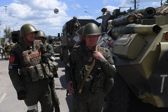 С "Азовстали" вывозят раненых украинских военных