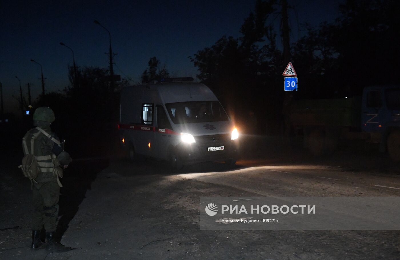 С "Азовстали" вывозят раненых украинских военных