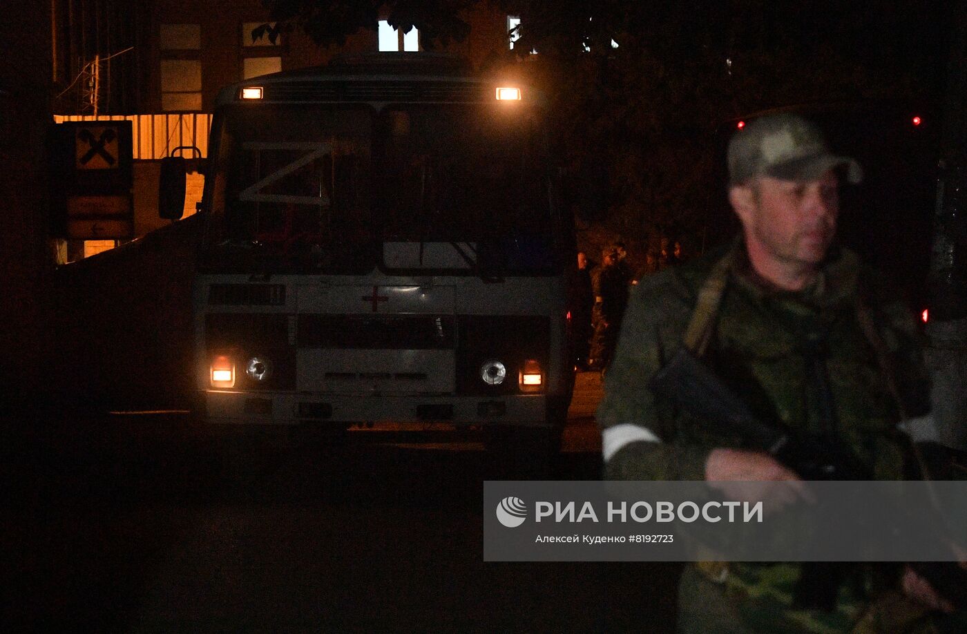 С "Азовстали" вывозят раненых украинских военных