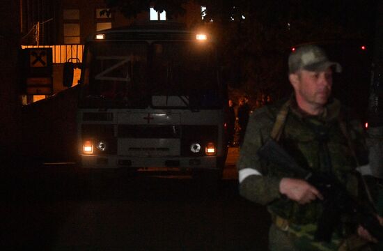 С "Азовстали" вывозят раненых украинских военных