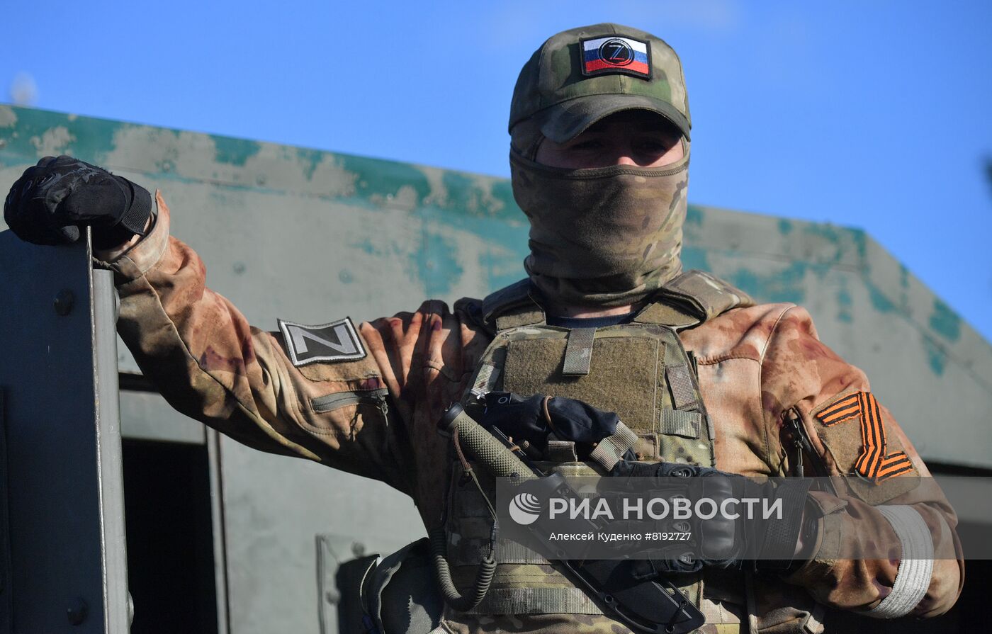 С "Азовстали" вывозят раненых украинских военных