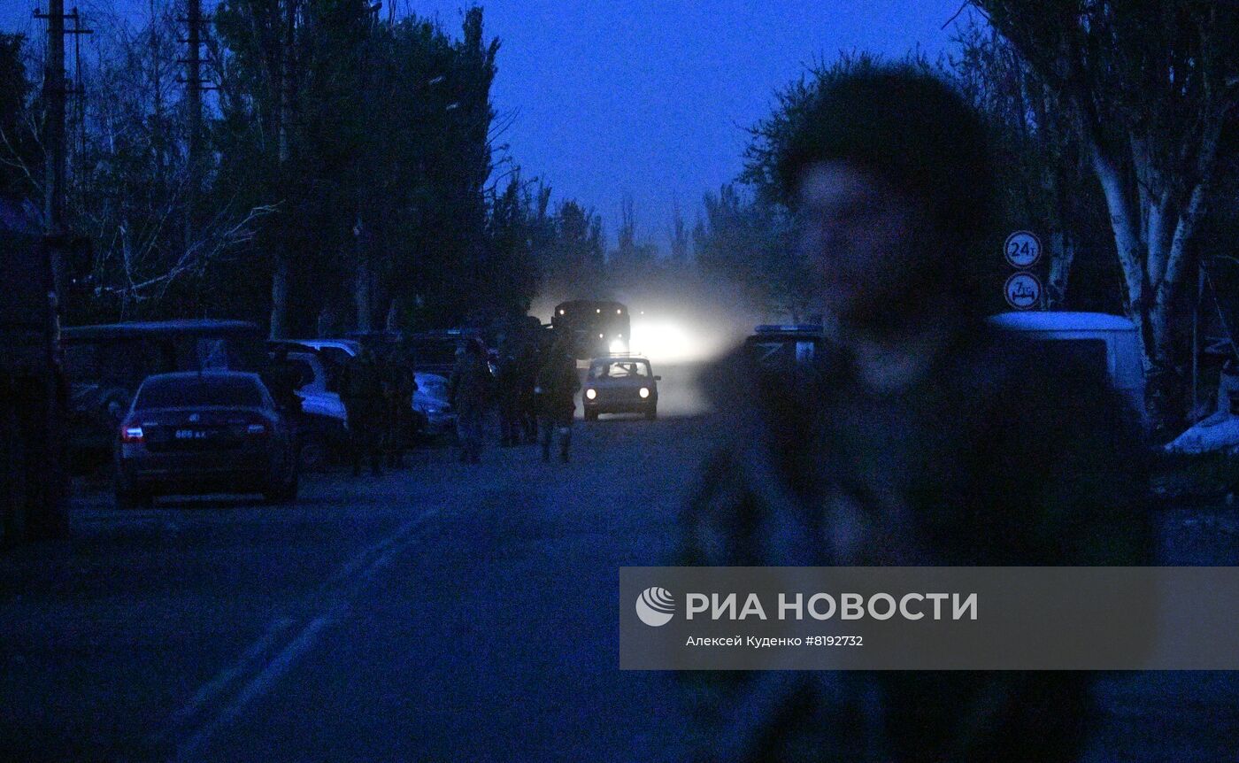 С "Азовстали" вывозят раненых украинских военных