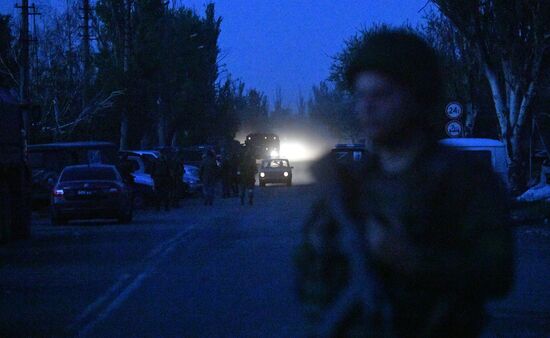 С "Азовстали" вывозят раненых украинских военных