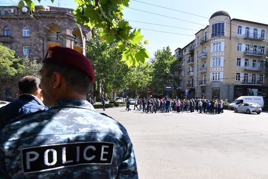 Акции протеста оппозиции продолжаются в Ереване