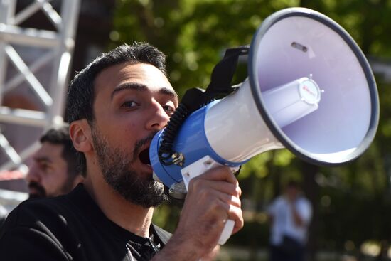 Акции протеста оппозиции продолжаются в Ереване