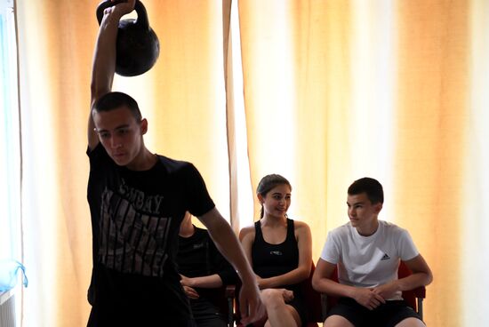 Занятия подростков в спортивном клубе в Запорожской области