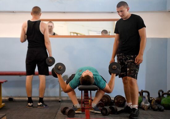 Занятия подростков в спортивном клубе в Запорожской области