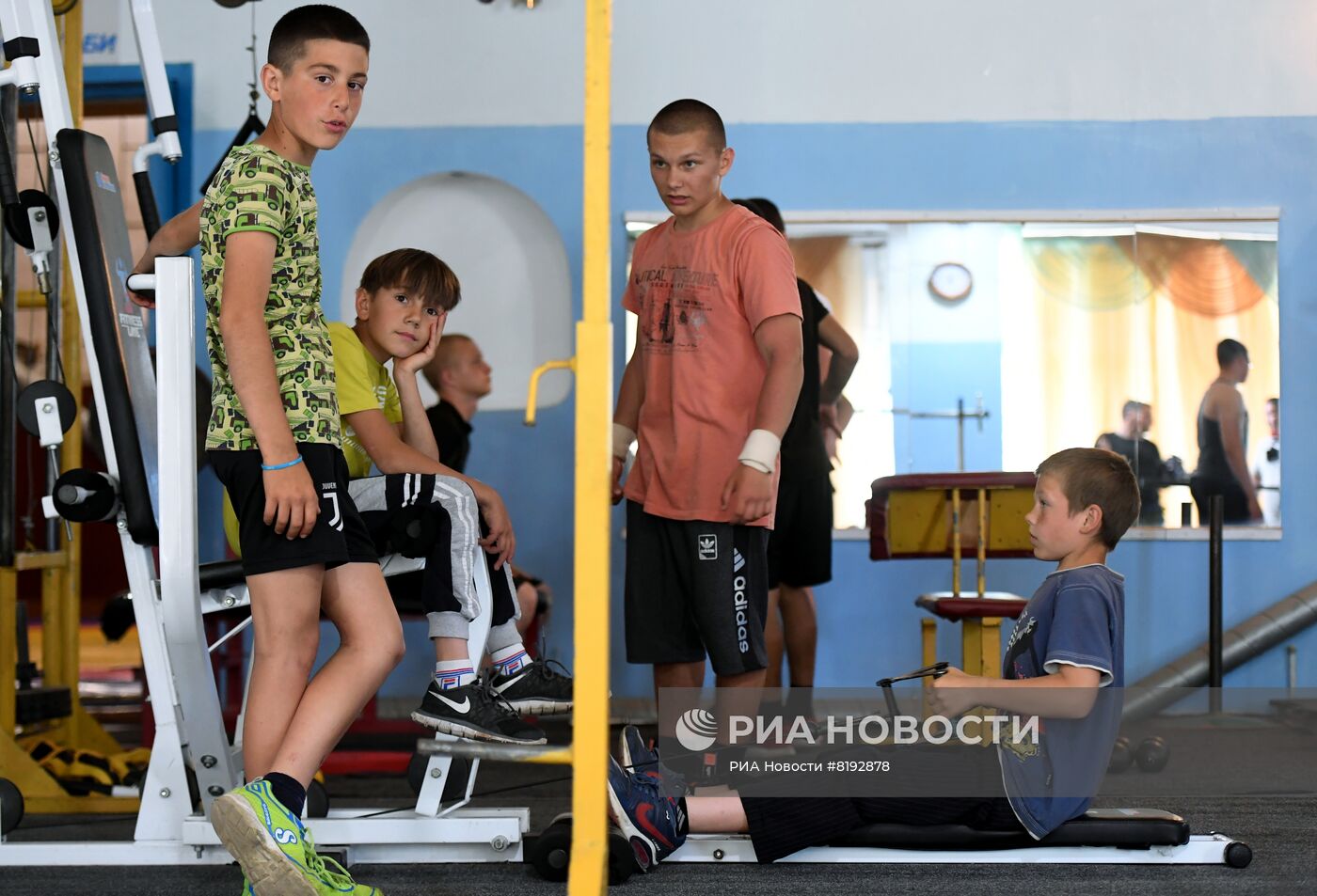 Занятия подростков в спортивном клубе в Запорожской области
