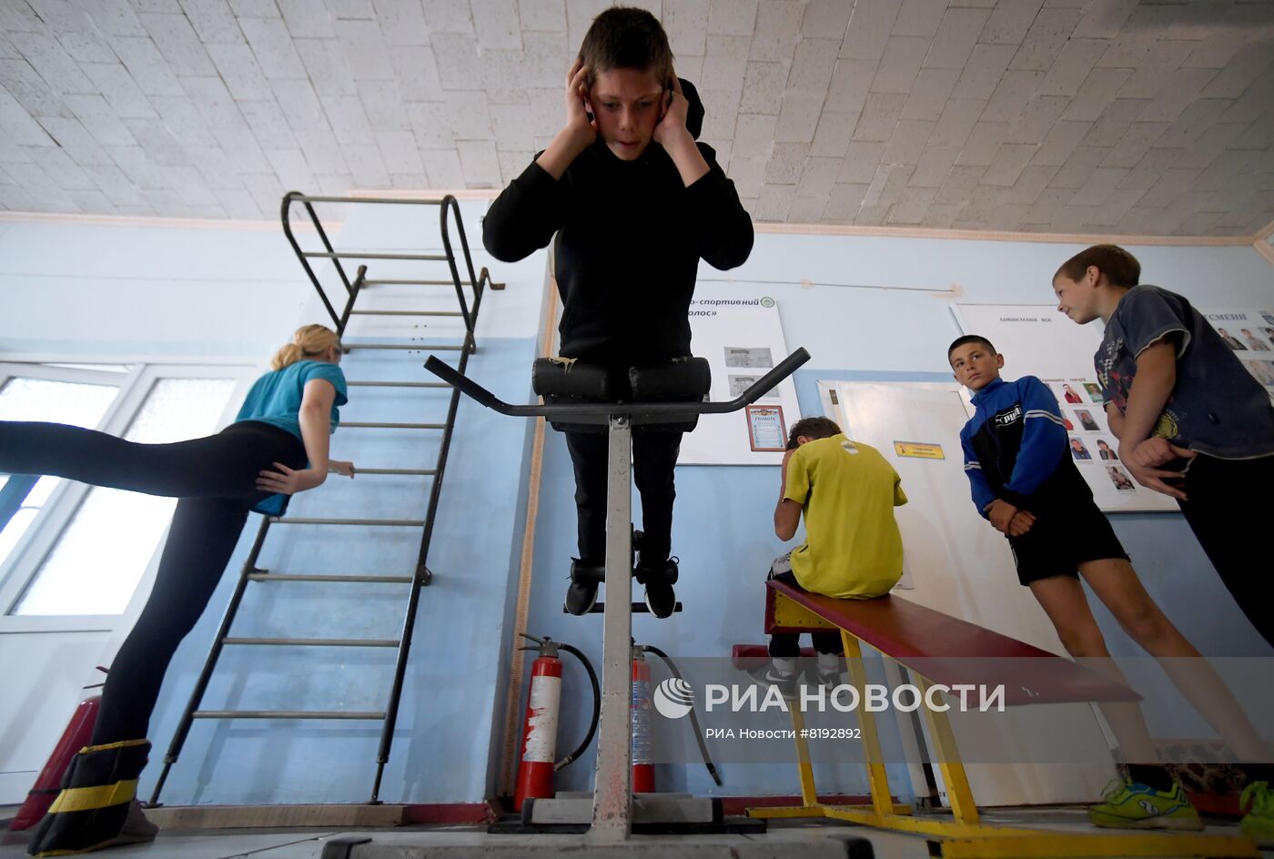 Занятия подростков в спортивном клубе в Запорожской области