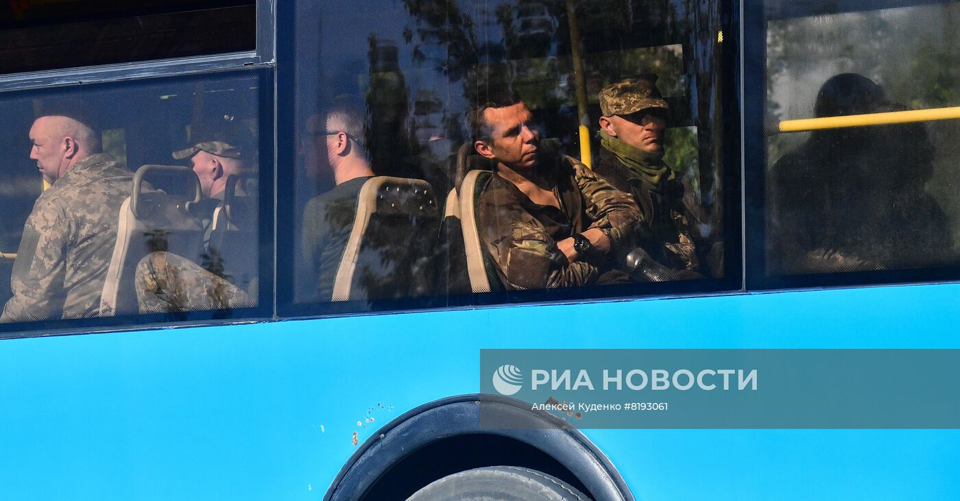 Вывоз сдавшихся в плен украинских военных и боевиков с Азовстали