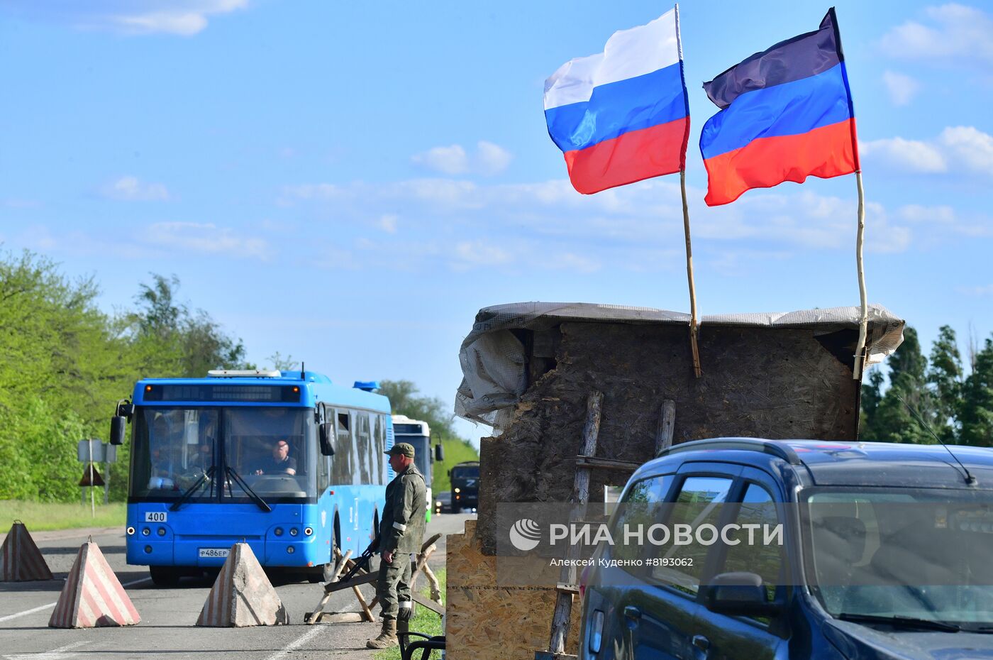 Вывоз сдавшихся в плен украинских военных и боевиков с "Азовстали"