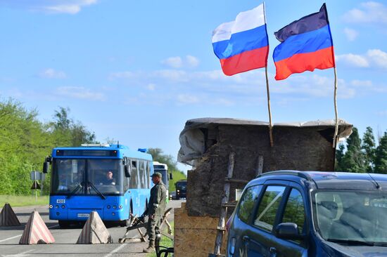 Вывоз сдавшихся в плен украинских военных и боевиков с "Азовстали"