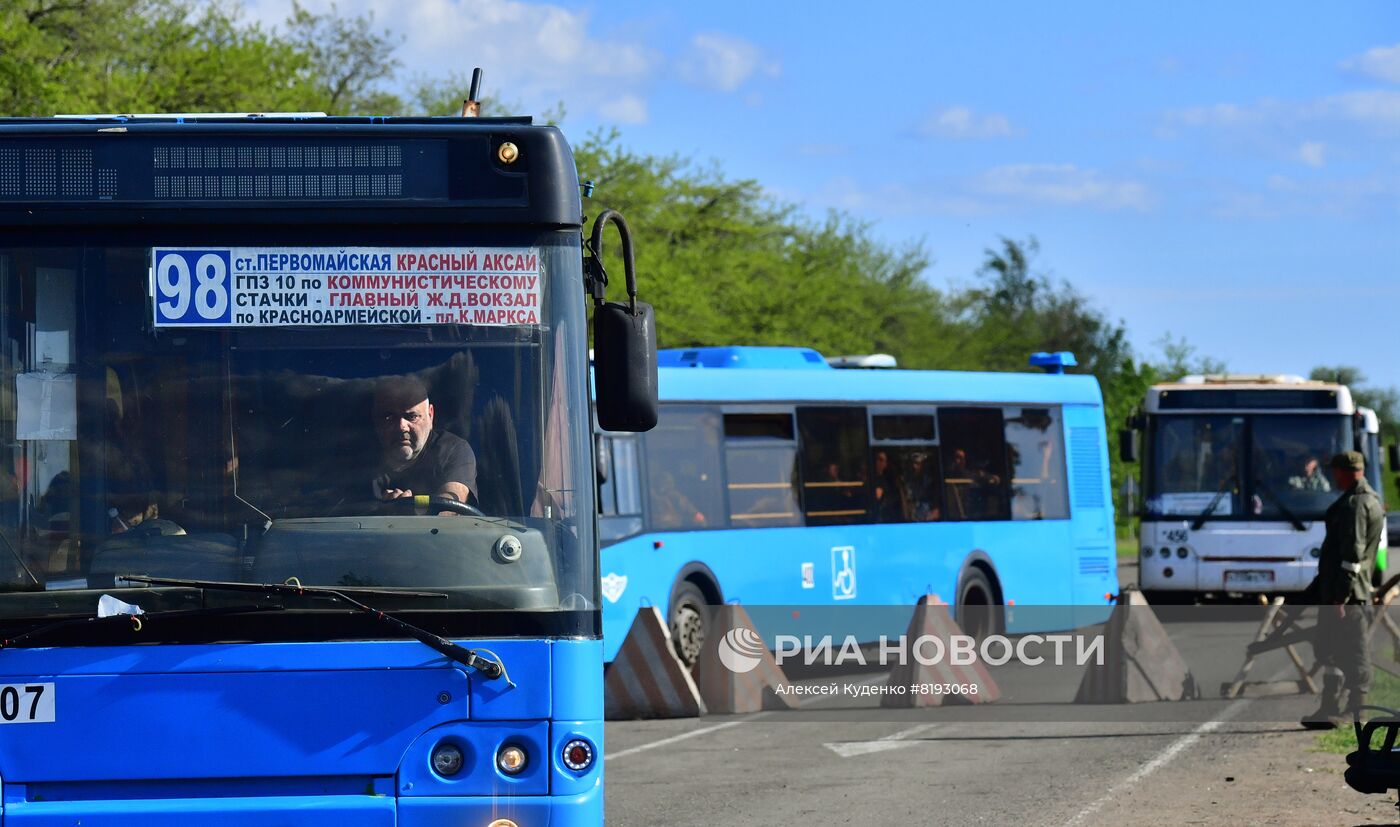 Вывоз сдавшихся в плен украинских военных и боевиков с "Азовстали"