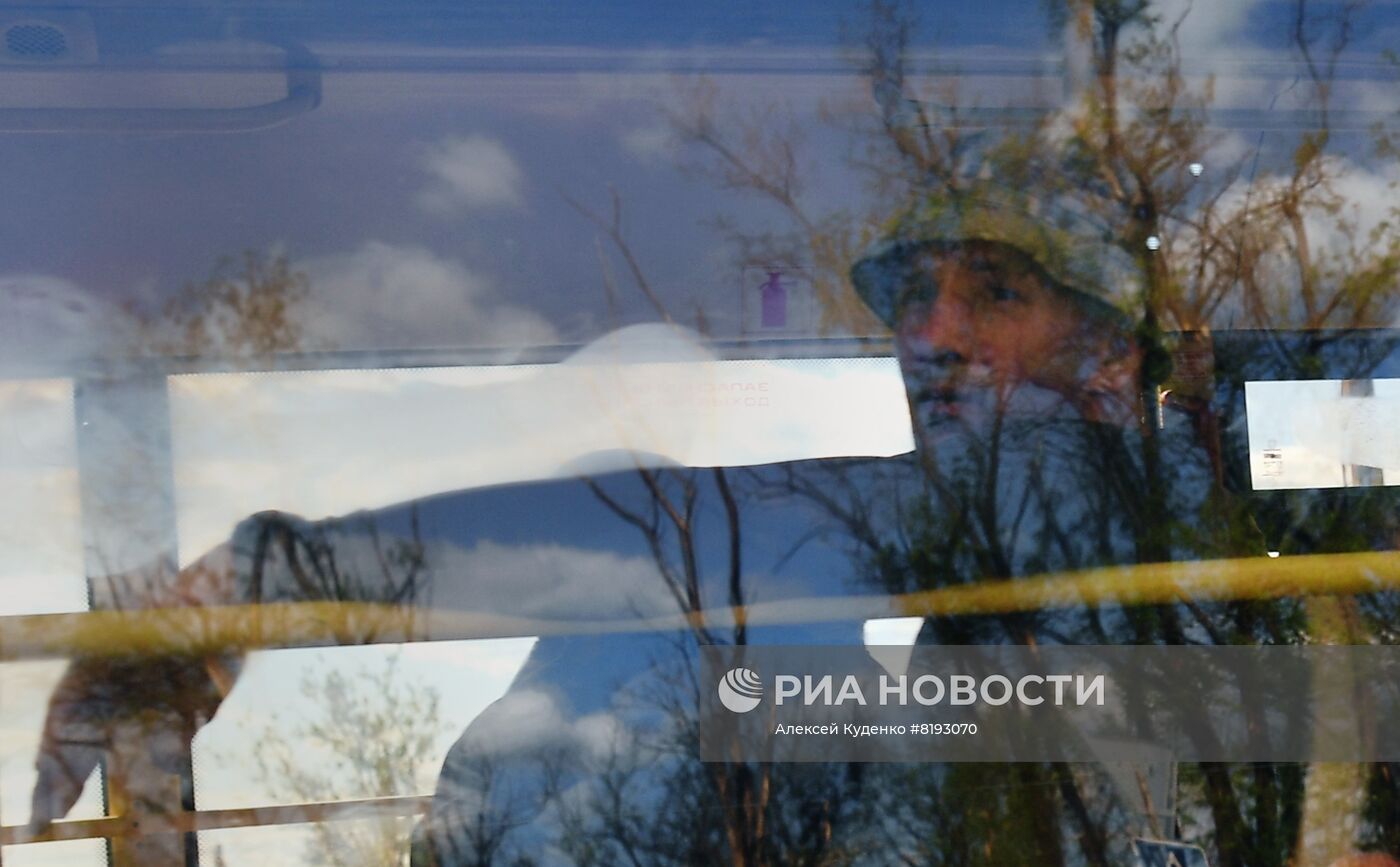 Вывоз сдавшихся в плен украинских военных и боевиков с "Азовстали"