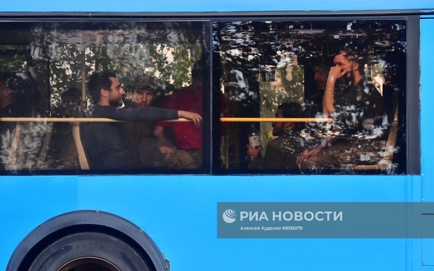 Вывоз сдавшихся в плен украинских военных и боевиков с "Азовстали"