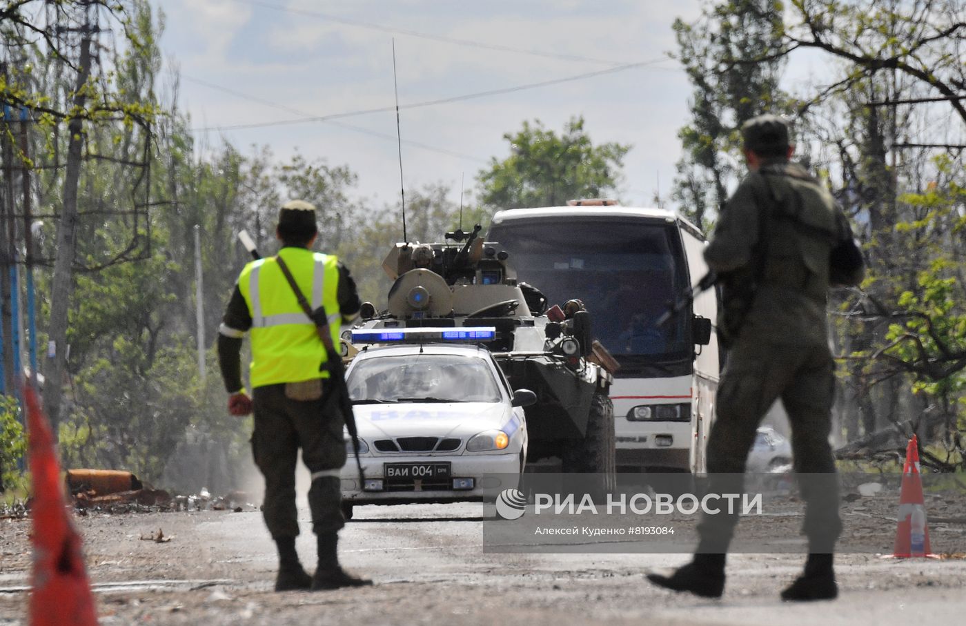 Вывоз сдавшихся в плен украинских военных и боевиков с "Азовстали"
