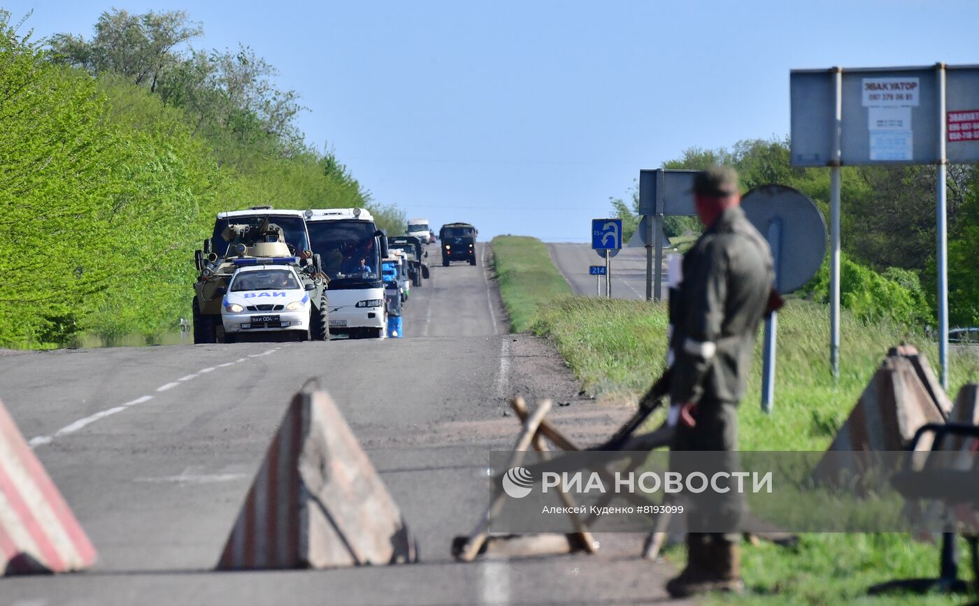Вывоз сдавшихся в плен украинских военных и боевиков с "Азовстали"
