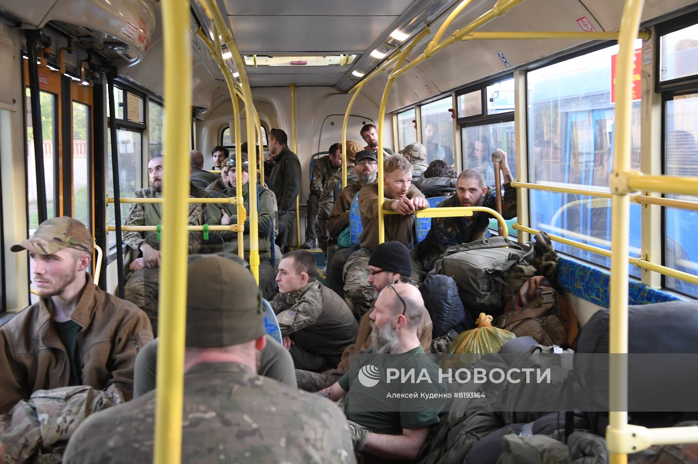 Сдавшихся в плен украинских военных и боевиков доставили в СИЗО в Еленовку