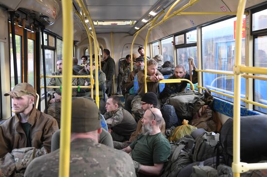 Сдавшихся в плен украинских военных и боевиков доставили в СИЗО в Еленовку