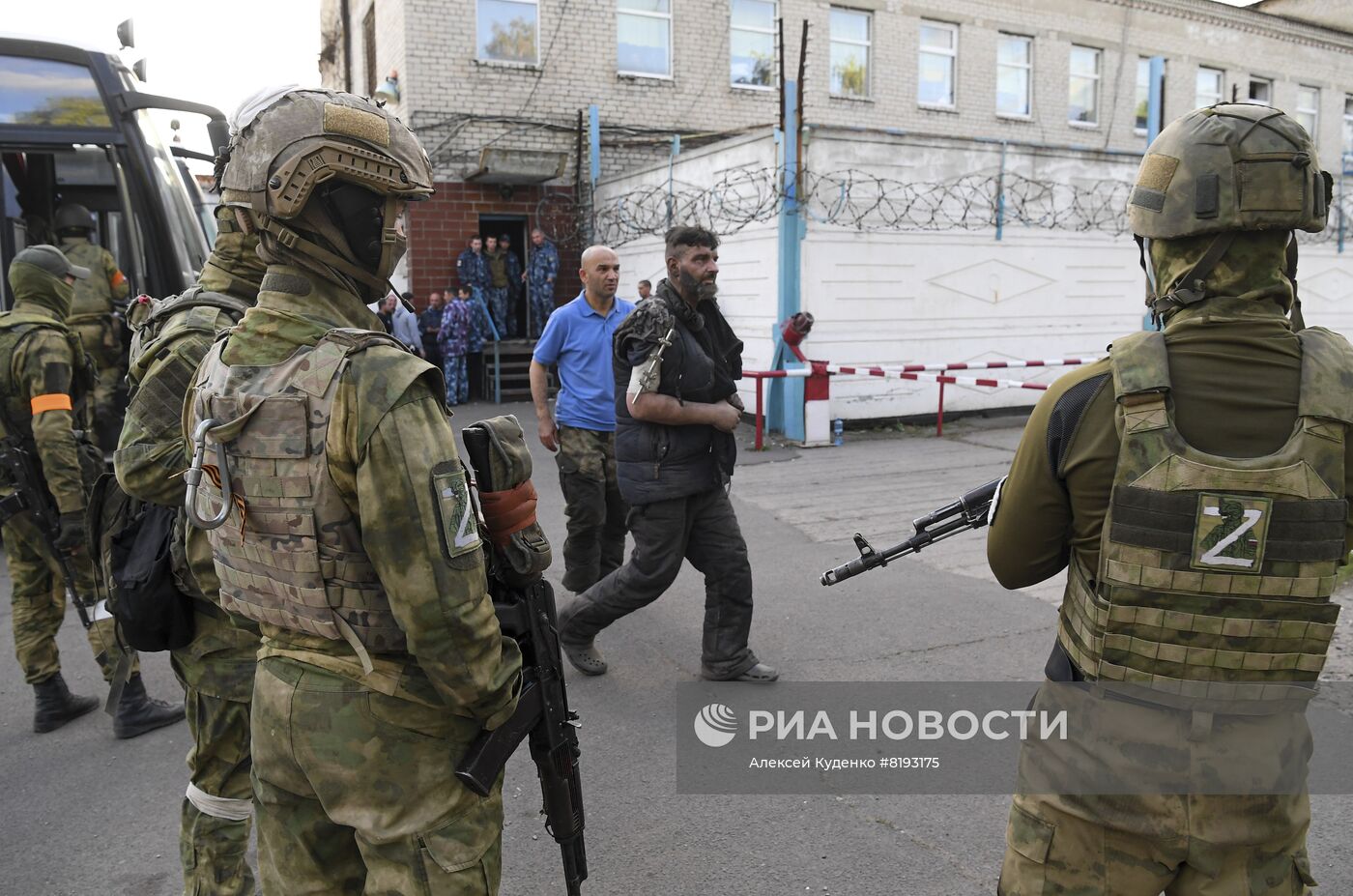 Сдавшихся в плен украинских военных и боевиков доставили в СИЗО в Еленовку