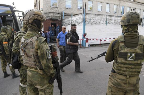 Сдавшихся в плен украинских военных и боевиков доставили в СИЗО в Еленовку