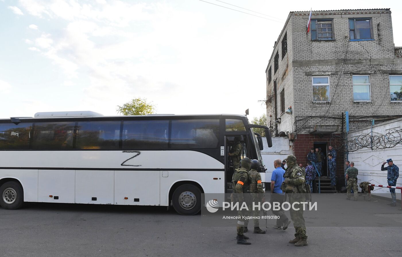 Сдавшихся в плен украинских военных и боевиков доставили в СИЗО в Еленовку