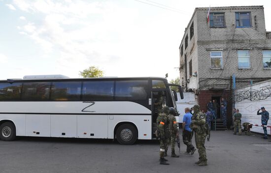 Сдавшихся в плен украинских военных и боевиков доставили в СИЗО в Еленовку