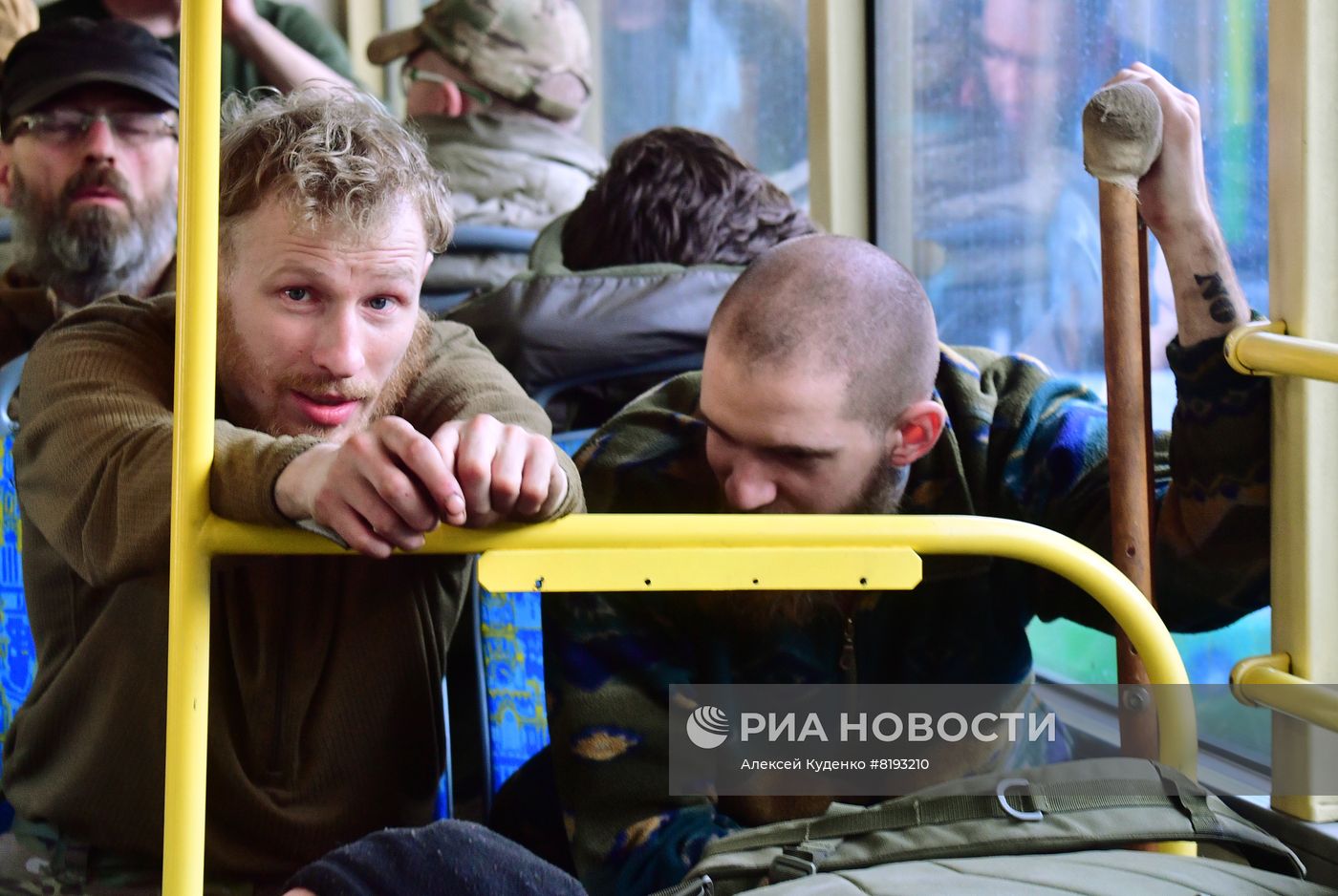Сдавшихся в плен украинских военных и боевиков доставили в СИЗО в Еленовку