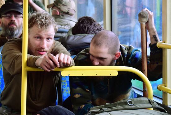 Сдавшихся в плен украинских военных и боевиков доставили в СИЗО в Еленовку