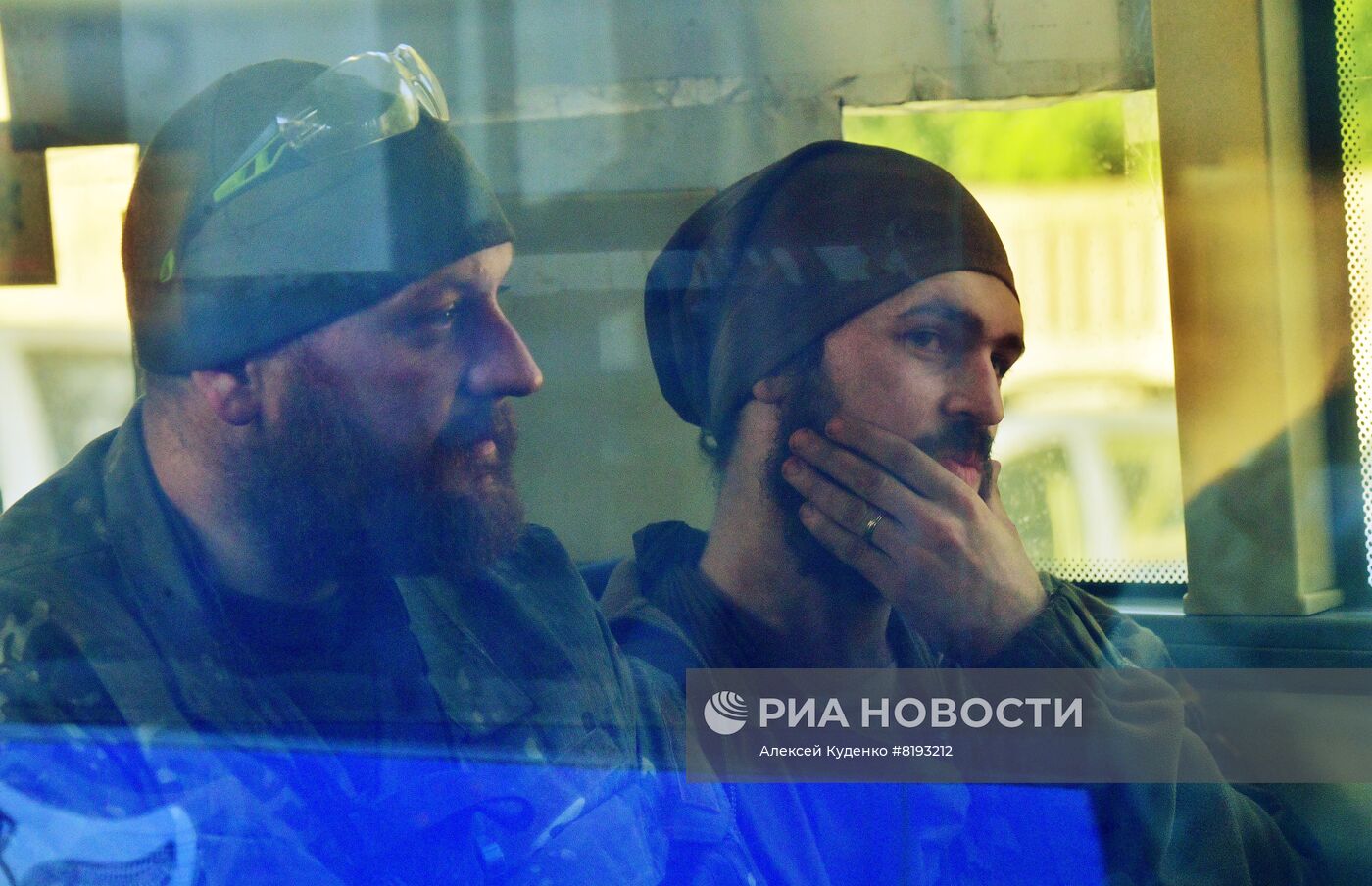 Сдавшихся в плен украинских военных и боевиков доставили в СИЗО в Еленовку
